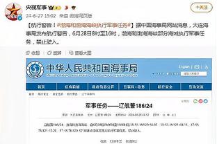 ?赫罗纳中场加西亚与球迷合影时还不忘用电脑观看巴萨比赛